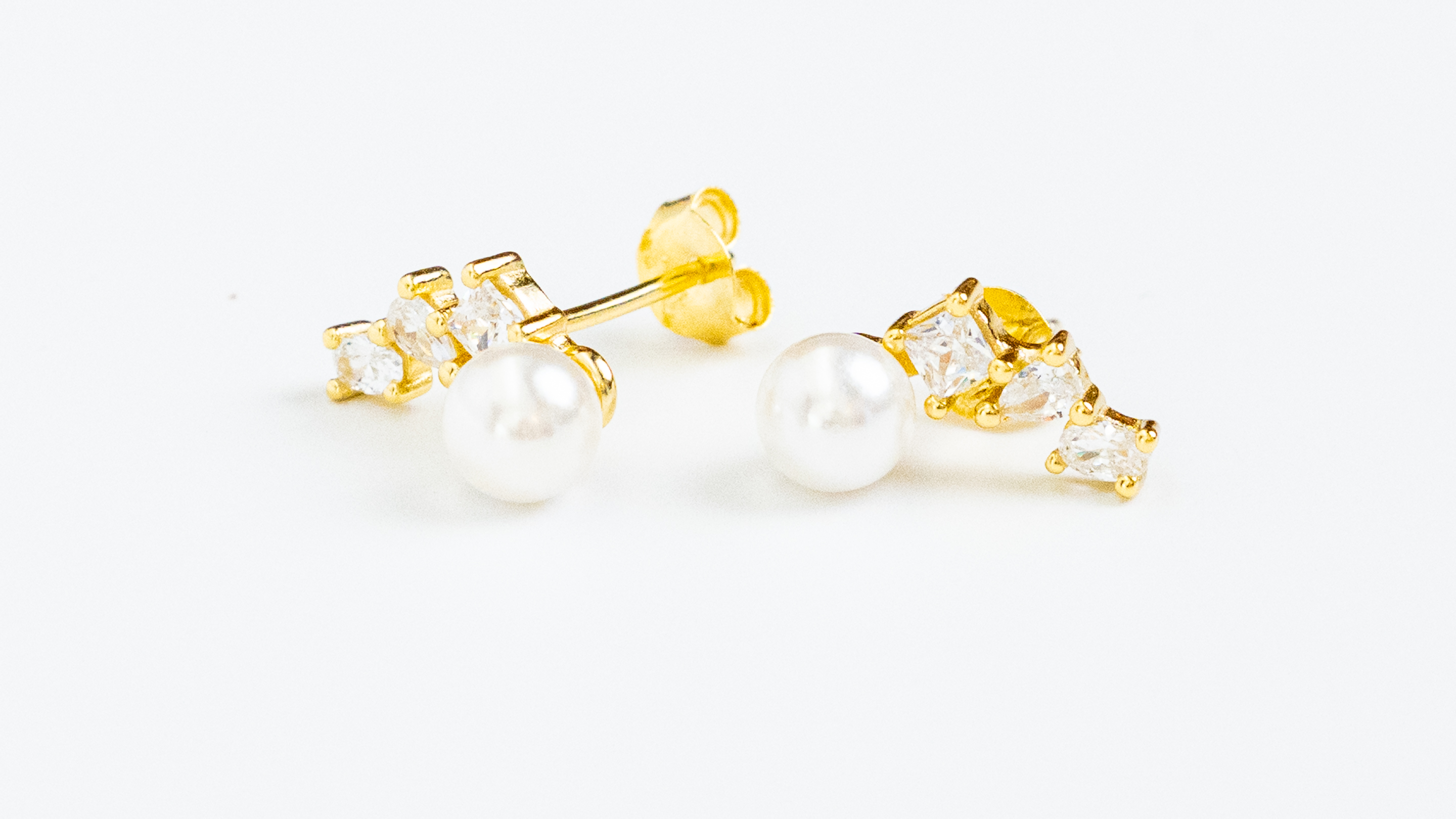 Silver 925 Goldplated Pearl Drop EarringsClassic pearl dangles with diamond-studded top.